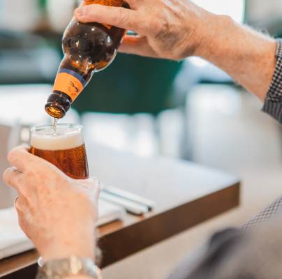 Man pouring beer in restaurant